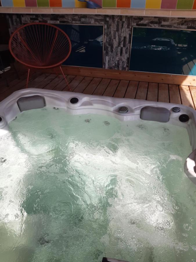 Chambre Double Avec Piscine Et Jacuzzi Bernadets-Debat Exteriör bild